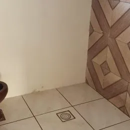 Foto de um piso de cerâmica clara em uma área interna.