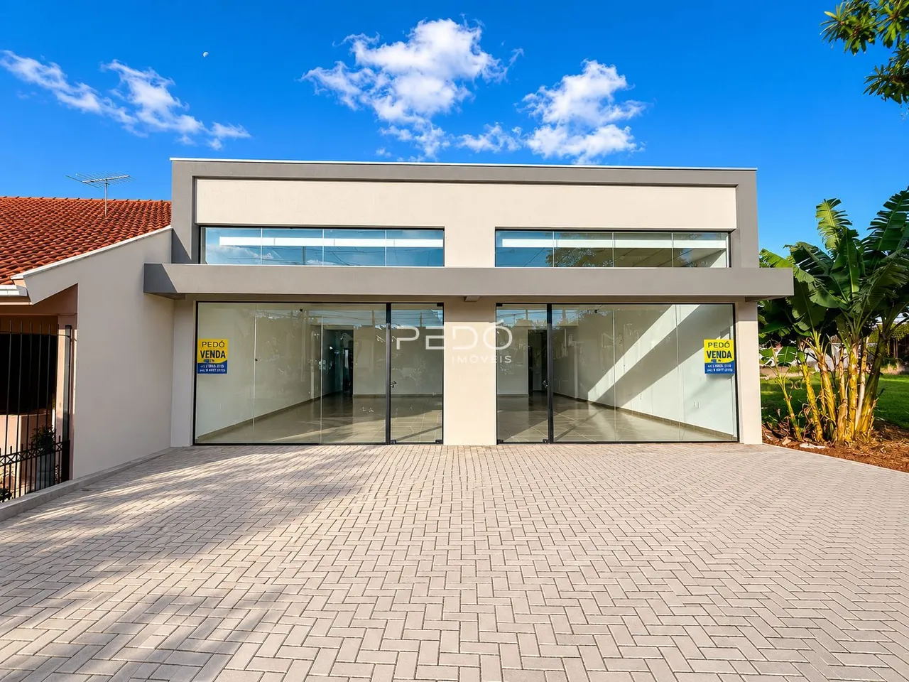 A fachada de uma casa moderna com grandes portas de vidro em Lajeado, Brasil.