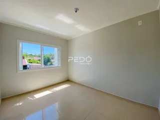 Sala de estar com grande janela iluminada.