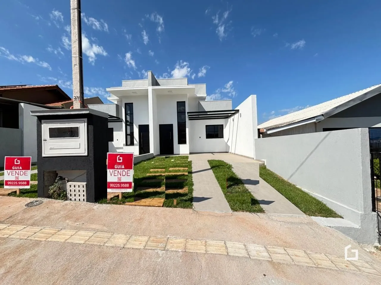 Fachada de uma casa moderna em Lajeado, Brasil.