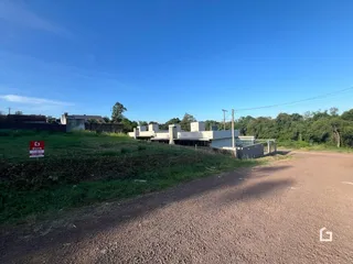 Vista externa de uma propriedade em Lajeado, Brasil, com vegetação ao fundo.