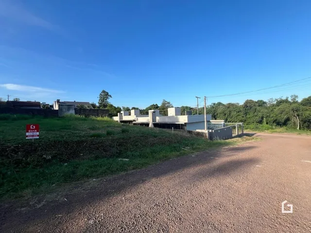 Vista externa de uma propriedade em Lajeado, Brasil, com vegetação ao fundo.