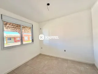 Foto de um cômodo interno com piso de cerâmica e janela.