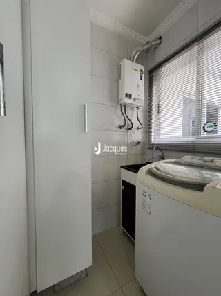 Interior de um ambiente com revestimento cerâmico e aquecedor instalado.