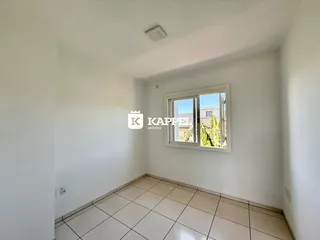 Ambiente interno com piso de cerâmica e janela em um imóvel.