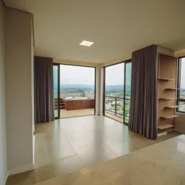 Sala ampla com grandes janelas que oferecem uma vista panorâmica.