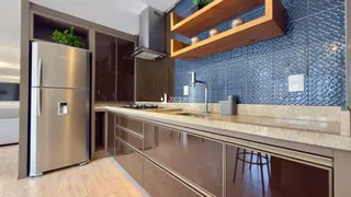 Foto de uma cozinha moderna com armários de madeira e revestimento azul.