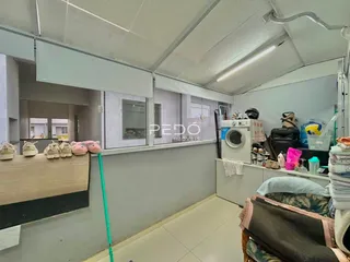 Hall com paredes cinzas e piso de cerâmica visível na propriedade.