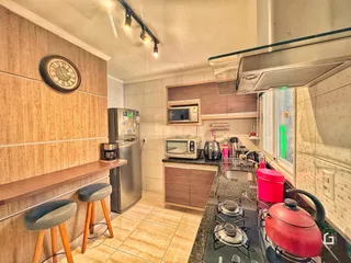 Foto de uma cozinha moderna com armários e eletrodomésticos.