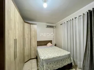 Quarto com armários embutidos e cama
