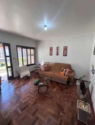 Sala de estar com piso de madeira e porta de vidro.