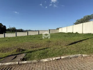 Vista externa de um muro de concreto e gramado em Lajeado.