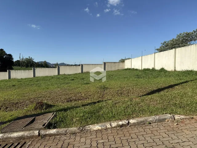 Vista externa de um muro de concreto e gramado em Lajeado.
