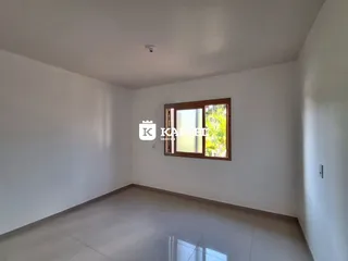 Esta é uma vista interna de um cômodo com paredes brancas e piso claro.