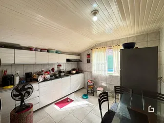 Foto de uma cozinha e sala de jantar em um imóvel no Brasil.