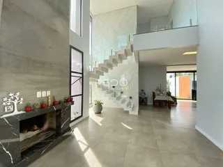 Ambiente moderno com lareira e escadaria em um imóvel.