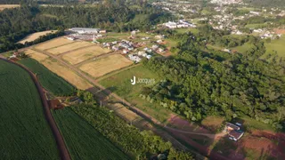 Vista aérea de uma propriedade rural com campos e vegetação na região de Lajeado.