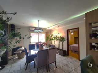 Foto de uma sala de estar com piso de cerâmica e portas de madeira.