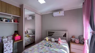 Quarto com cama e armário.