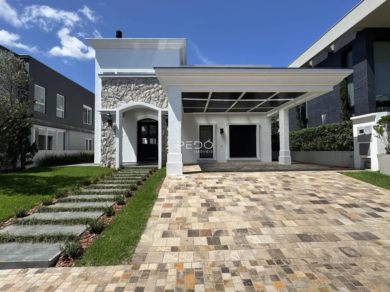 Casa com 4 dormitórios, foto 1