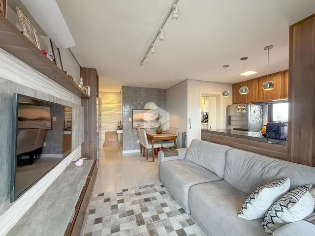 Sala de estar moderna com sofá cinza e piso de ladrilhos.