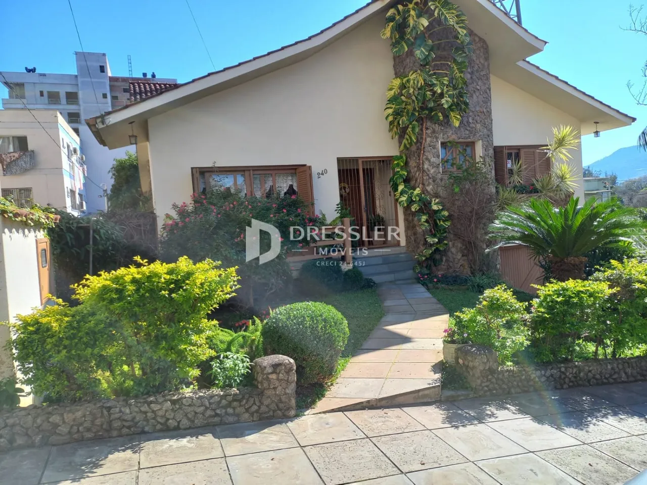 Casa com 4 dormitórios, foto 1