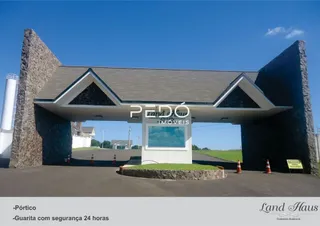 Fachada de uma propriedade com revestimento de pedra.