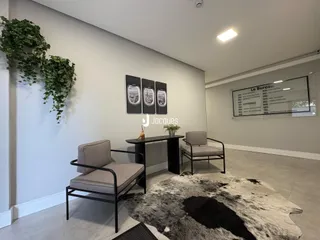 Sala de estar com paredes cinzas e decoração moderna.