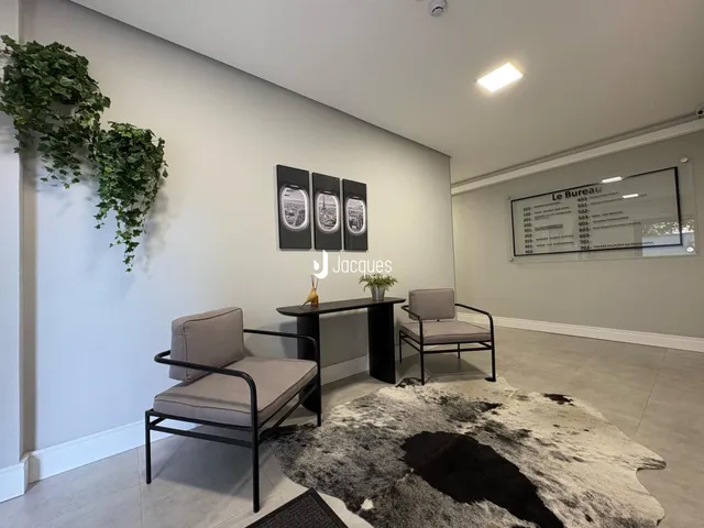 Sala de estar com paredes cinzas e decoração moderna.