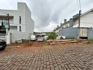 Fachada de um edifício residencial em Lajeado, Brasil, com área externa pavimentada.