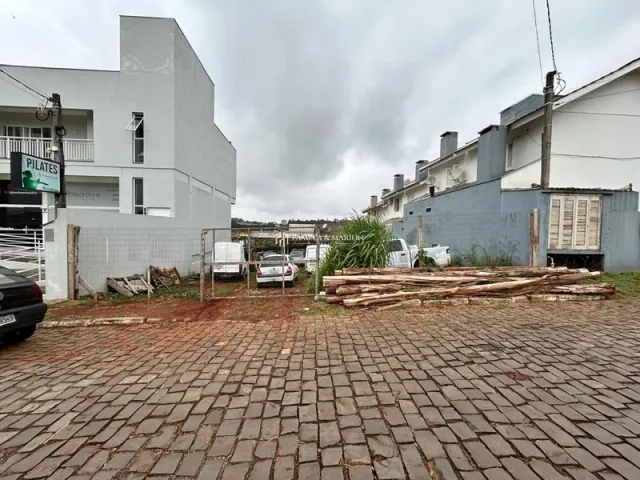 Fachada de um edifício residencial em Lajeado, Brasil, com área externa pavimentada.
