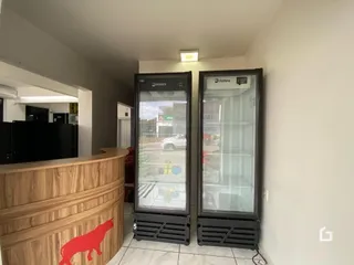Hall de entrada com revestimento de madeira na propriedade.