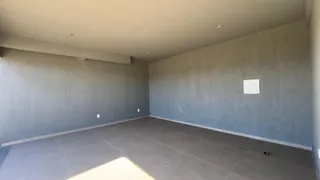 Foto de um ambiente amplo com piso de porcelanato cinza.