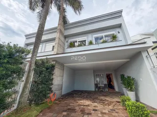 Fachada de uma residência em Lajeado, Brasil, com área externa coberta.