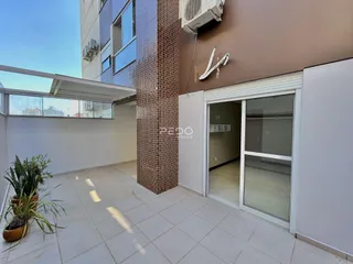 Vista externa de um pátio com piso de cerâmica em uma residência.