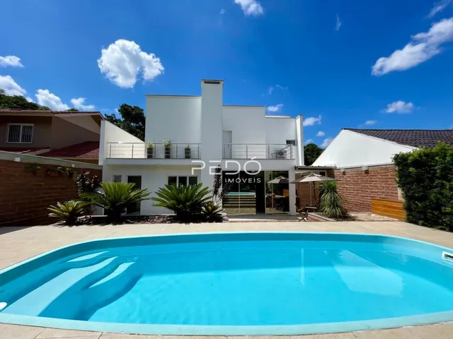 Foto da fachada de uma residência com piscina em Lajeado.