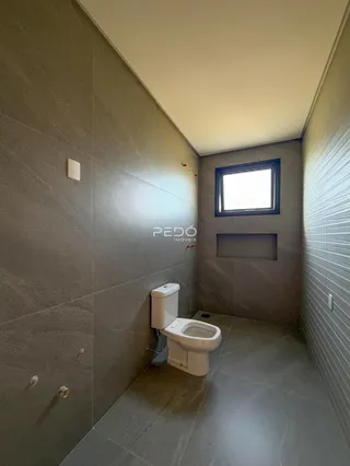 Foto de um banheiro com revestimento de cerâmica nas paredes e piso.
