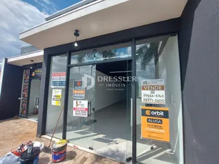 Fachada de uma residência em Lajeado, Brasil, com grandes portas de vidro.