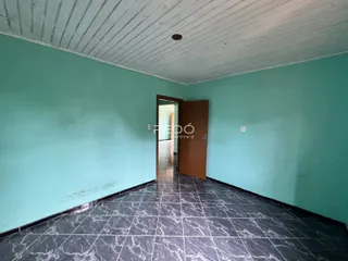 Um corredor interno com paredes verde-água e piso de mármore escuro.