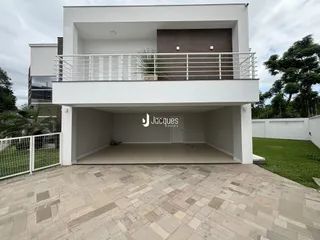 Fachada de uma residência em Lajeado, Brasil, com área externa e varanda.