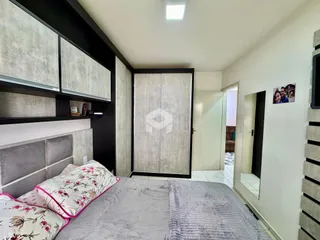 Quarto com cama e armário em um imóvel.