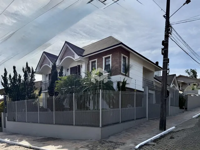Fachada de uma casa residencial em Lajeado, Brasil com cerca de metal.