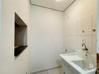 Foto de um banheiro com banheira branca e paredes brancas.