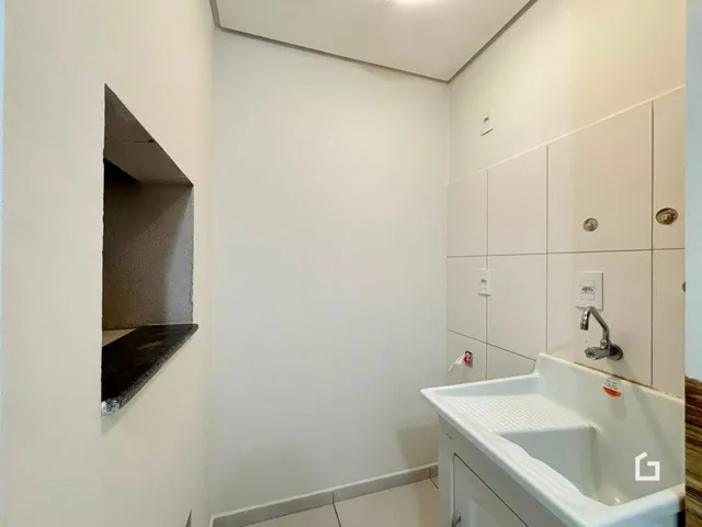 Foto de um banheiro com banheira branca e paredes brancas.
