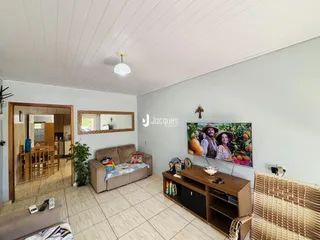 Sala de estar com sofá e móveis em um apartamento no Brasil.