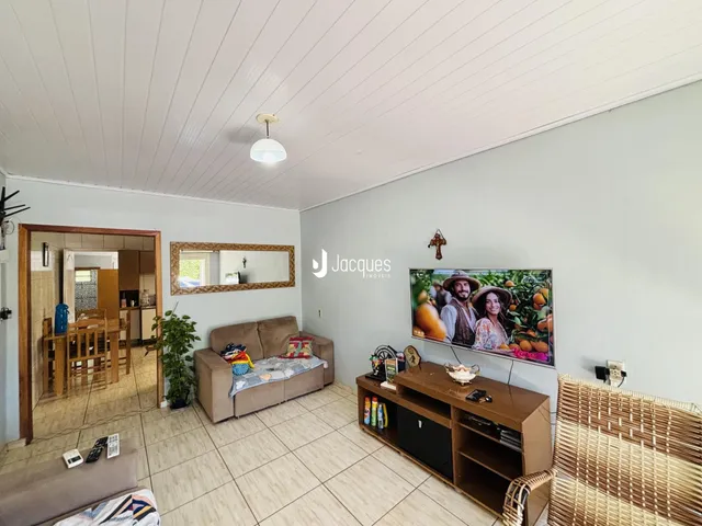 Sala de estar com sofá e móveis em um apartamento no Brasil.