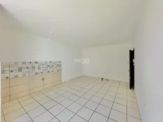 Interior de um ambiente com piso de cerâmica e parede decorada em ladrilhos.