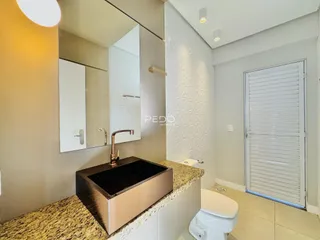 Foto de um banheiro moderno com bancada e azulejos brancos.