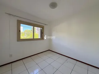 Foto de uma sala com piso de cerâmica e paredes brancas.