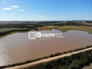Vista panorâmica de um lago cercado por vegetação em uma propriedade em Lajeado.